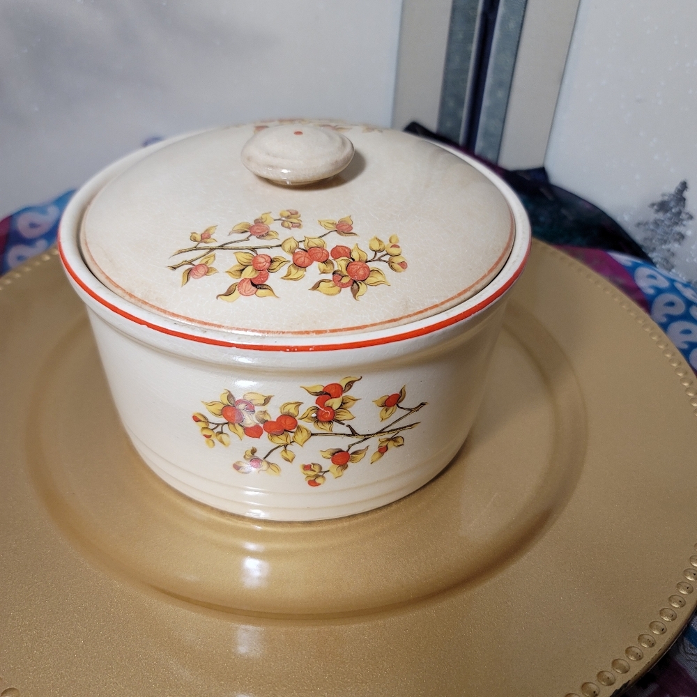 *VTG*  Universal Cambridge Bitter Sweet casserole dish w/lid.  1940-50's.  (728)